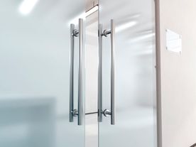 Acristalum puerta en aluminio y vidrio